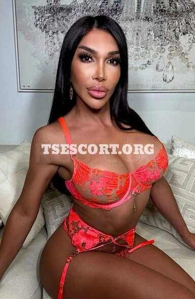 shemale STUNNING COLOMBIAN FITNESS DOLL | Image 2